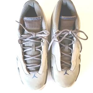 Sneakers Jordan's Grey Wolf Youth Basketball Retro BG   Size 6.5Y